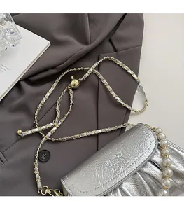 Détail du sac nuage argenté métallisé avec poignée en perles et bandoulière en chaîne