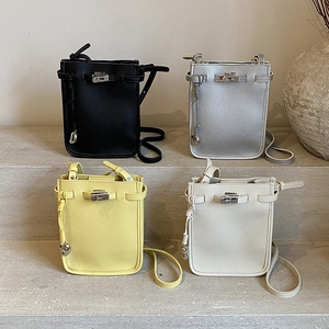 Borse a secchiello minimaliste in pelle martellata con eleganti chiusure a scatto metalliche