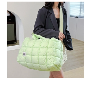 Dettaglio della borsa a tracolla trapuntata verde chiaro con trama in nylon imbottito