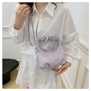 Détail du sac plissé violet clair avec breloque perle et chaîne argentée