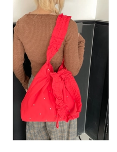 Detail der roten XL Nylon-Einkaufstasche mit Rüschenkanten und feinen Strassverzierungen