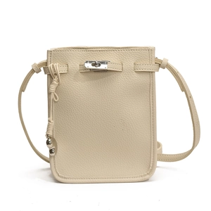 Borsa a tracolla chic in pelle beige testurizzata con chiusura a scatto e nappina tessuta