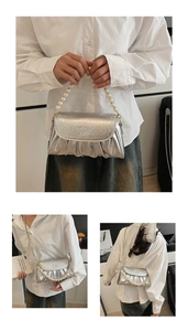 Détails du sac nuage plissé argenté avec poignée en perles et bandoulière en chaîne