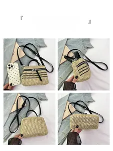 Vue détaillée du sac bandoulière en paille tressée avec rayures et design à double sangle