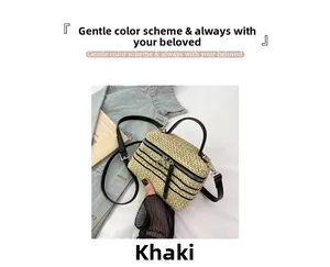Détail du sac bandoulière en paille tressée kaki avec rayures noires et poignée en cuir