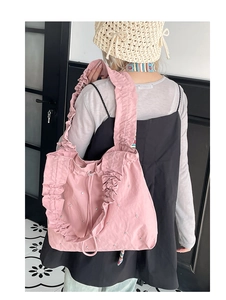 Detailansicht der rosa Schultertasche mit Rüschen, Pailletten und Kordelzug