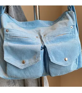 Détail du sac fourre-tout en velours côtelé bleu clair avec poches et texture