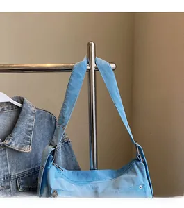 Détail d'un sac cabas en velours côtelé bleu clair avec texture rayée et rivets en métal