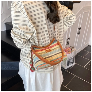 Détails du sac bandoulière tissé arc-en-ciel avec lanières en cuir et breloques fraise