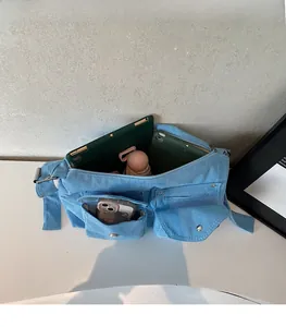 Vue intérieure du sac fourre-tout en velours bleu clair montrant sa grande capacité