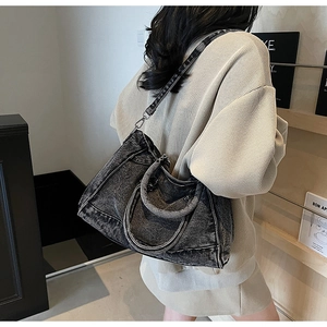Détail du grand sac cabas en jean gris foncé délavé avec bandoulière réglable