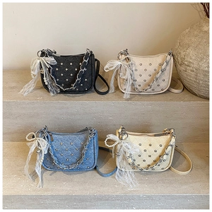 Détail de sacs à main matelassés en quatre couleurs avec perles et nœuds en dentelle