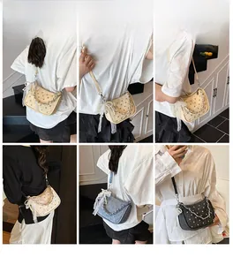 Présentation du sac demi-lune avec rivets argentés et nœud en dentelle blanche