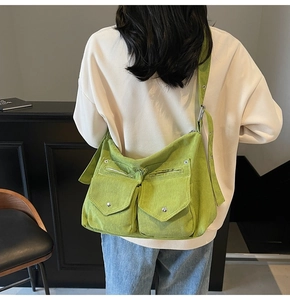 Mannequin portant un sac cabas en velours côtelé vert vif à double poche et bandoulière
