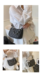 Détail du sac à rivets avec chaîne argentée, nœud en dentelle et breloque en perles