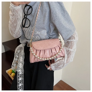 Borsa a nuvola plissettata rosa con manico di perle e finitura lucida sulla spalla