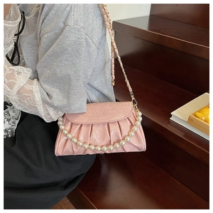 Vue détaillée du sac nuage rose plissé avec bandoulière perle et chaîne dorée