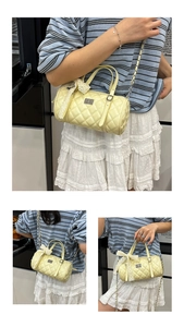 Détails du sac matelassé jaune clair avec nœud en dentelle et fermoir métallique