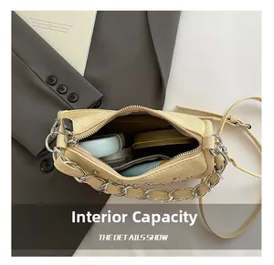 Vue de dessus de l'intérieur du sac à bandoulière en maille beige avec accessoires