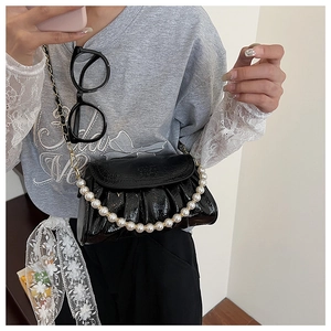 Sac nuage plissé noir brillant avec chaîne de perles et bandoulière élégante