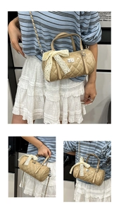 Détail du sac polochon beige matelassé avec nœud en dentelle et bandoulière chaîne