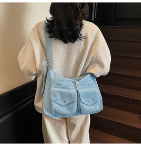 Détail du sac fourre-tout en velours côtelé bleu clair avec poches et sangle réglable