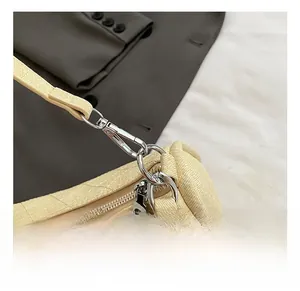 Détail du fermoir mousqueton en métal argenté et rivets d'un sac à bandoulière punk