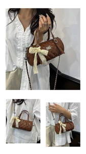 Détail du sac cylindrique matelassé marron avec nœud en dentelle et fermoir argenté