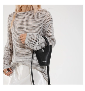 Détail du sac seau noir en cuir grainé avec anneau argenté et logo Fashion & Bags