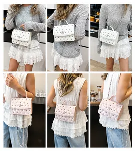 Vues détaillées de mini sacs matelassés blanc et rose portés par un modèle