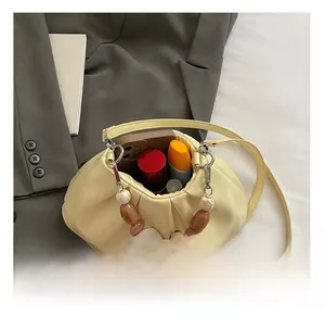 Interno della borsa a nuvola plissettata con spazio per cellulare e rossetto