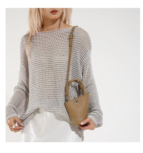 Détail du sac seau en cuir camel avec poignées et bandoulière réglable pratique