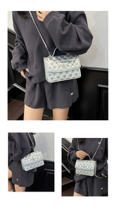 Détails du mini sac argenté matelassé avec rivets étoiles et logo métallique en étoile