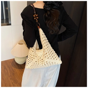 Détail du sac cabas en crochet beige avec bandoulière en grandes perles de bois marron