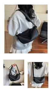 Vues détaillées d'un sac demi-lune en cuir noir grainé montrant divers styles de portage