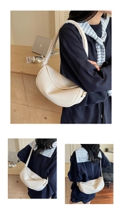 Détails de la texture cuir litchi blanc et ferrures dorées sur le sac hobo minimaliste