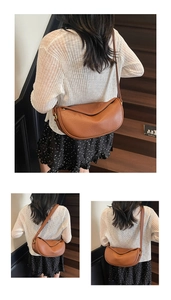 Sac hobo marron texture grainée montrant la taille et le porté sur l'épaule d'un modèle