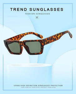 Détail de lunettes de soleil carrées en écaille avec protection UV400 sur fond bleu d'art