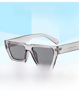 Détail des lunettes de soleil carrées gris translucide avec spécifications imprimées