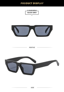 Vues de face et de côté de lunettes de soleil carrées noires avec verres gris foncé