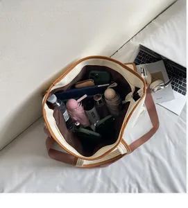 Vue de dessus de l'intérieur spacieux du sac fourre-tout avec sa grande capacité