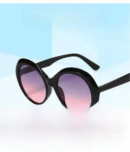Vue détaillée de lunettes de soleil rondes oversize avec verres dégradés violets et monture noire