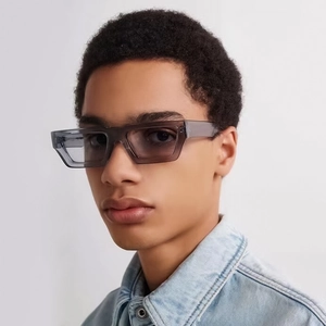 Lunettes de soleil rectangulaires avec monture grise translucide et verres dégradés