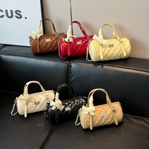 Sacs Boston matelassés en plusieurs couleurs avec bandoulières chaîne et nœuds en dentelle