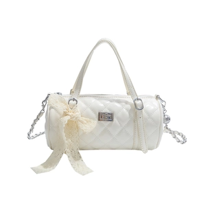 Sac à main cylindrique beige matelassé avec nœud en dentelle et chaîne en argent