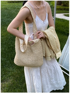 Dettaglio di una borsa tote in paglia beige con fodera in tessuto all'aperto