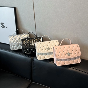 Mini sacs matelassés étoile en argent, noir, beige et rose avec clous sur un banc en cuir