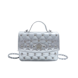 Sac matelassé argenté avec accents de diamants étincelants et logo étoile central