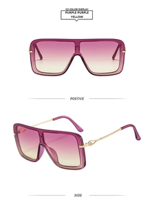 Detalle de las lentes cuadradas moradas degradadas y patillas de metal dorado de las gafas