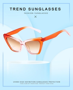 Vue détaillée de lunettes de soleil œil-de-chat avec monture dégradé orange et rose